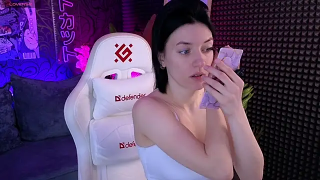 Snapshot of roxy_riot_ chatting on 10.09.25 roxy riot online show from 10.09.25