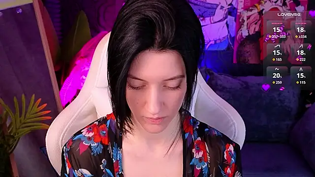 Snapshot of roxy_riot_ chatting on 10.18.25 roxy riot online show from 10.18.25