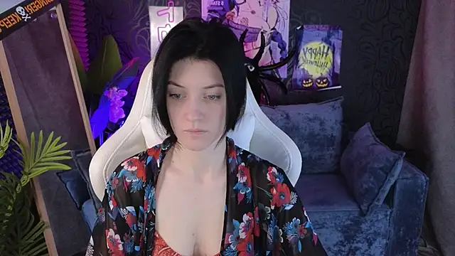 Snapshot of roxy_riot_ chatting on 10.30.25 roxy riot online show from 10.30.25