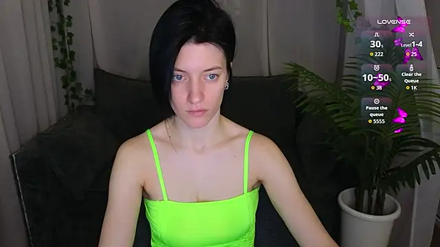 Snapshot of roxy_riot_ chatting on 11.08.25 roxy riot online show from 11.08.25