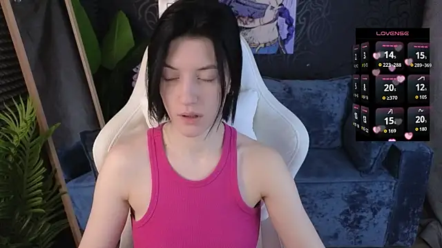 Snapshot of roxy_riot_ chatting on 12.02.25 roxy riot online show from 12.02.25