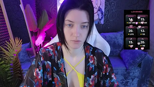 Snapshot of roxy_riot_ chatting on 12.17.25 roxy riot online show from 12.17.25