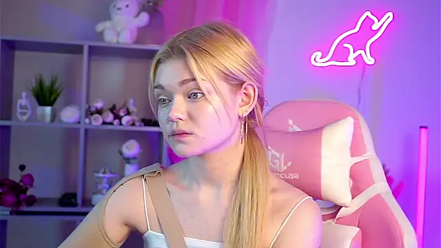 AdeleCartier online show from 03.18.25