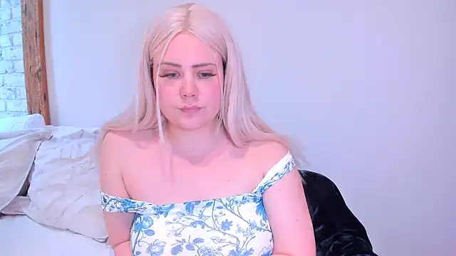 Snapshot of _leana_ chatting on 03.18.25  leana  online show from 03.18.25