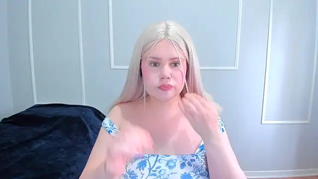 Snapshot of _leana_ chatting on 10.23.25  leana  online show from 10.23.25