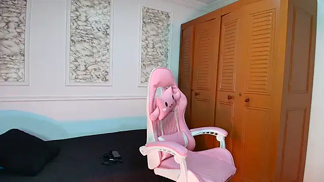 Snapshot of Danella_houston chatting on 12.05.25 Danella houston online show from 12.05.25