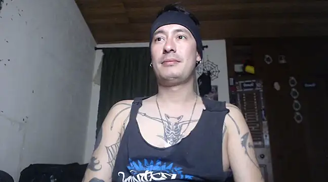 Snapshot of vampireathome chatting on 02.07.25 vampireathome online show from 02.07.25