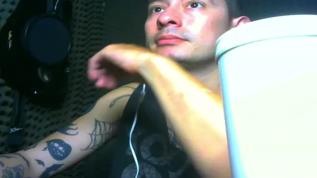 Snapshot of vampireathome chatting on 03.17.25 vampireathome online show from 03.17.25