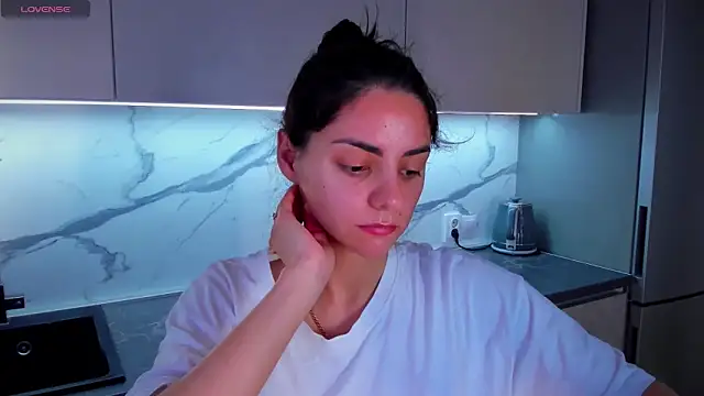 Snapshot of EmiliaZen chatting on 06.16.26 EmiliaZen online show from 06.16.26