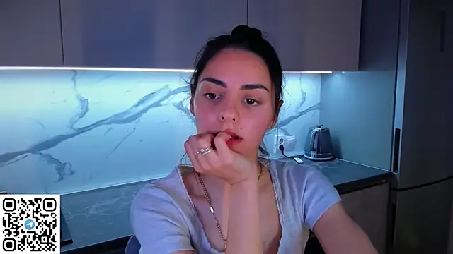 Snapshot of EmiliaZen chatting on 06.24.26 EmiliaZen online show from 06.24.26