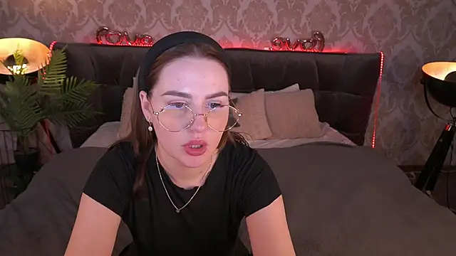 Snapshot of DivineJass chatting on 02.27.25 DivineJass online show from 02.27.25