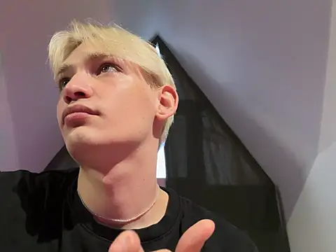 Snapshot of Julian_wins chatting on 02.08.25 Julian wins online show from 02.08.25