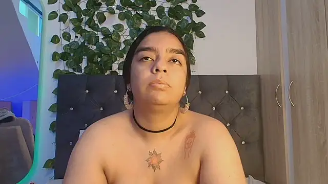 Snapshot of lauravince chatting on 06.27.26 lauravince online show from 06.27.26