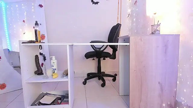 Emylyjonhs online show from 10.21.25