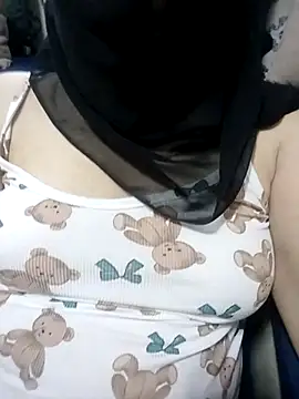 Snapshot of nouhaty chatting on 10.10.25 nouhaty online show from 10.10.25