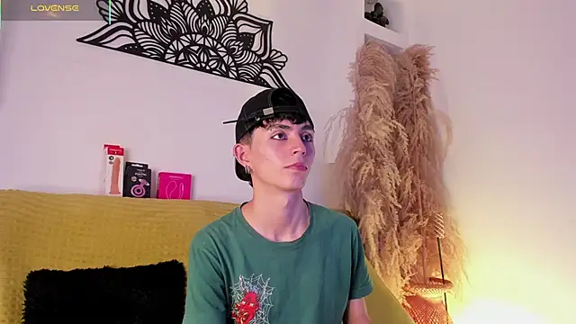 Snapshot of MaikyCooper chatting on 09.30.25 MaikyCooper online show from 09.30.25