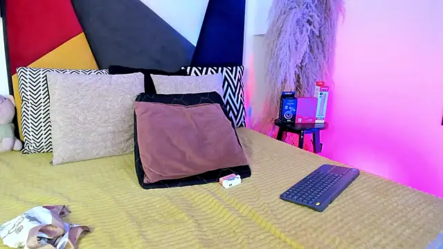 Snapshot of MaikyCooper chatting on 11.24.25 MaikyCooper online show from 11.24.25