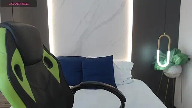 Snapshot of sol_valeria chatting on 03.18.25 sol valeria online show from 03.18.25