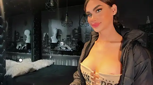 Snapshot of SoySabrinaThebest chatting on 02.13.25 SoySabrinaThebest online show from 02.13.25