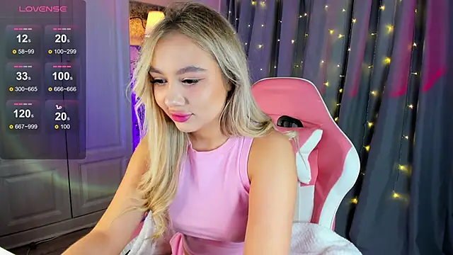 Snapshot of _Loneve__ chatting on 03.06.25  Loneve   online show from 03.06.25