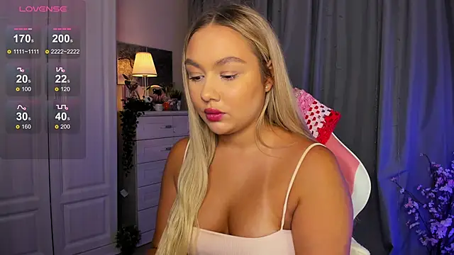 Snapshot of _Loneve__ chatting on 10.11.25  Loneve   online show from 10.11.25