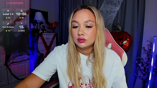 Snapshot of _Loneve__ chatting on 10.30.25  Loneve   online show from 10.30.25