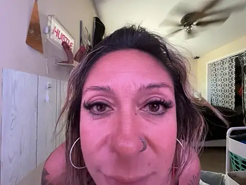 Snapshot of bossyroxy84 chatting on 10.22.25 bossyroxy84 online show from 10.22.25