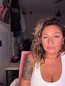 Snapshot of bossyroxy84 chatting on 11.06.25 bossyroxy84 online show from 11.06.25