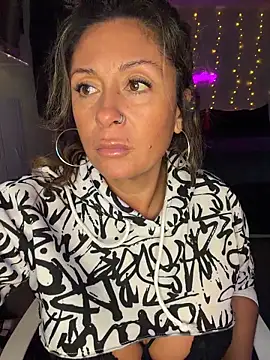 Snapshot of bossyroxy84 chatting on 11.11.25 bossyroxy84 online show from 11.11.25