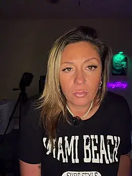 Snapshot of bossyroxy84 chatting on 11.30.25 bossyroxy84 online show from 11.30.25