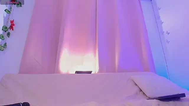 Snapshot of Daphnewalker__ chatting on 06.26.26 Daphnewalker online show from 06.26.26