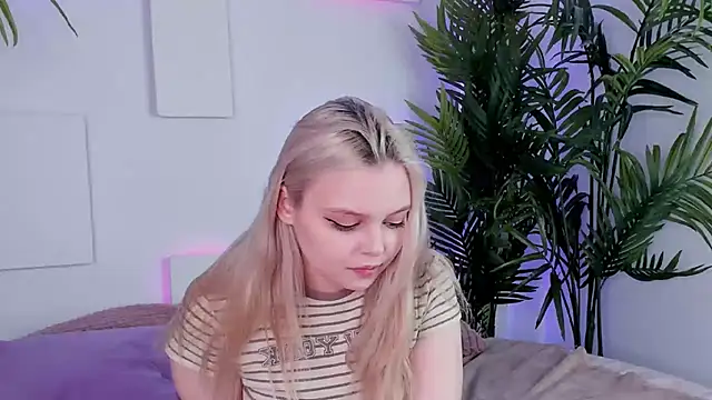 Snapshot of CLAIRE_VOGT chatting on 03.10.25 CLAIRE VOGT online show from 03.10.25