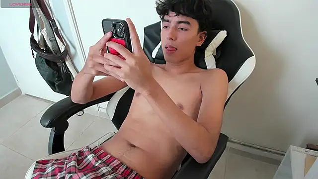 Snapshot of salvatore_montt chatting on 03.10.25 salvatore montt online show from 03.10.25