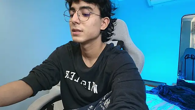 Snapshot of salvatore_montt chatting on 10.30.25 salvatore montt online show from 10.30.25