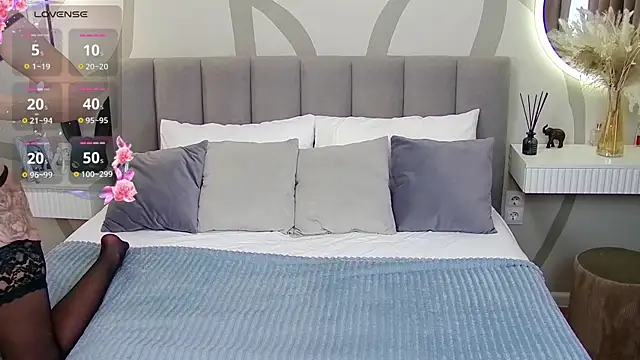 Snapshot of WoW__JuliaBlonde chatting on 10.14.25 WoW JuliaBlonde online show from 10.14.25