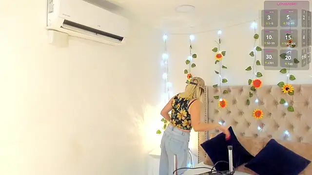 Snapshot of CandieGilson__ chatting on 10.06.25 CandieGilson online show from 10.06.25