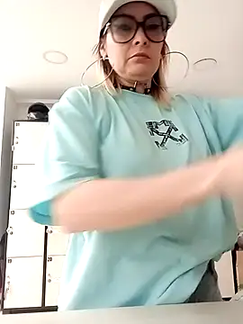 Snapshot of CandieGilson__ chatting on 10.13.25 CandieGilson online show from 10.13.25