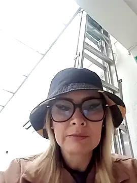 Snapshot of CandieGilson__ chatting on 11.08.25 CandieGilson online show from 11.08.25