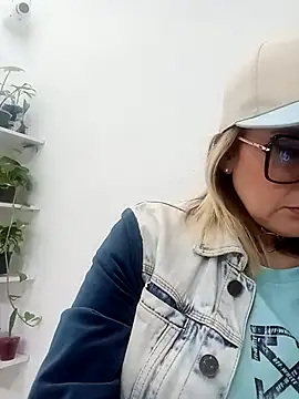 Snapshot of CandieGilson__ chatting on 11.13.25 CandieGilson online show from 11.13.25