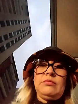 Snapshot of CandieGilson__ chatting on 11.18.25 CandieGilson online show from 11.18.25