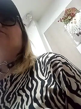 Snapshot of CandieGilson__ chatting on 11.22.25 CandieGilson online show from 11.22.25