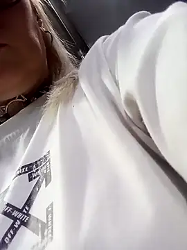 Snapshot of CandieGilson__ chatting on 11.24.25 CandieGilson online show from 11.24.25