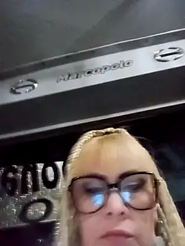 Snapshot of CandieGilson__ chatting on 12.01.25 CandieGilson online show from 12.01.25