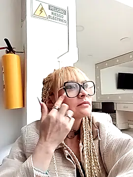 Snapshot of CandieGilson__ chatting on 12.02.25 CandieGilson online show from 12.02.25