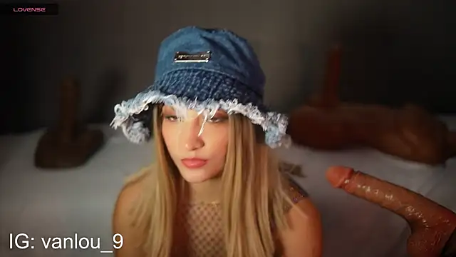 Snapshot of Vaniluu_9 chatting on 11.19.25 Vaniluu 9 online show from 11.19.25