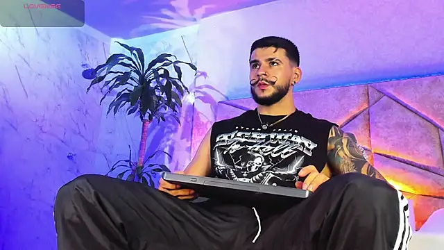 Snapshot of DickGriffith_ chatting on 10.06.25 DickGriffith online show from 10.06.25