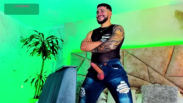 Snapshot of DickGriffith_ chatting on 10.29.25 DickGriffith online show from 10.29.25