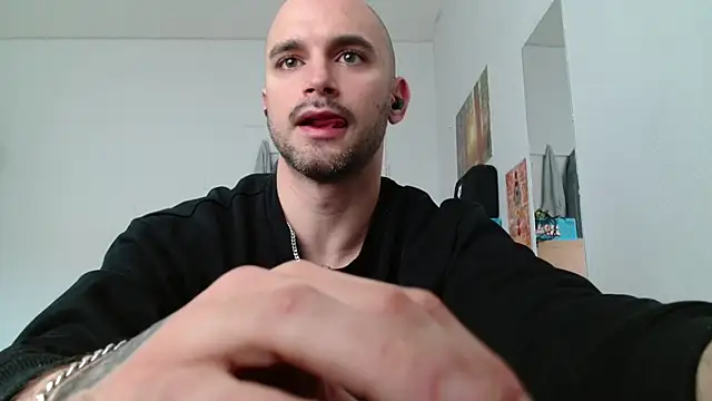 Snapshot of OskarBreno chatting on 05.17.26 OskarBreno online show from 05.17.26