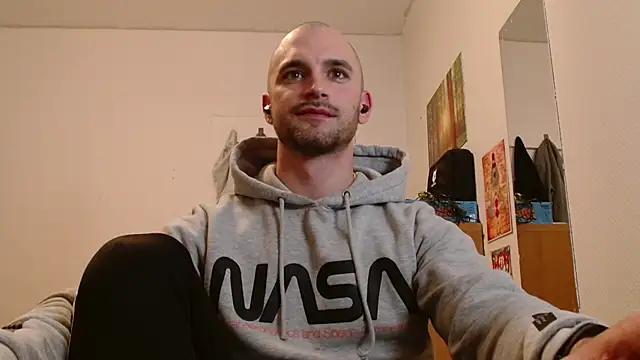 Snapshot of OskarBreno chatting on 05.17.26 OskarBreno online show from 05.17.26