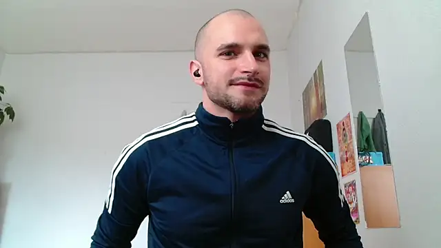 Snapshot of OskarBreno chatting on 05.18.26 OskarBreno online show from 05.18.26